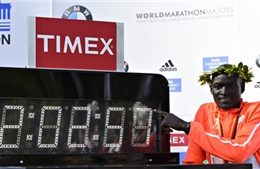 VĐV người Kenya phá kỷ lục thế giới về chạy marathon